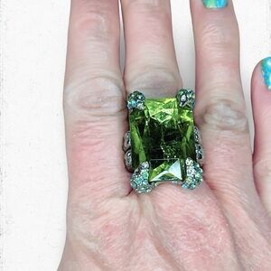 7008. Green Statement Ring Stretch Plastic